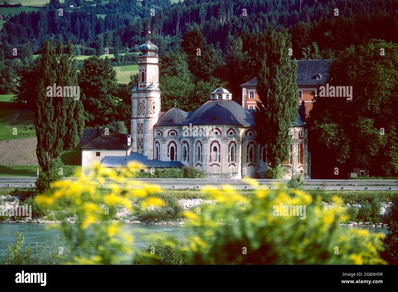 La Karlskirche (Chiesa del Monastero di San Carlo Borromeo) nel 1981, Volders, Tirolo, Austria Foto Stock