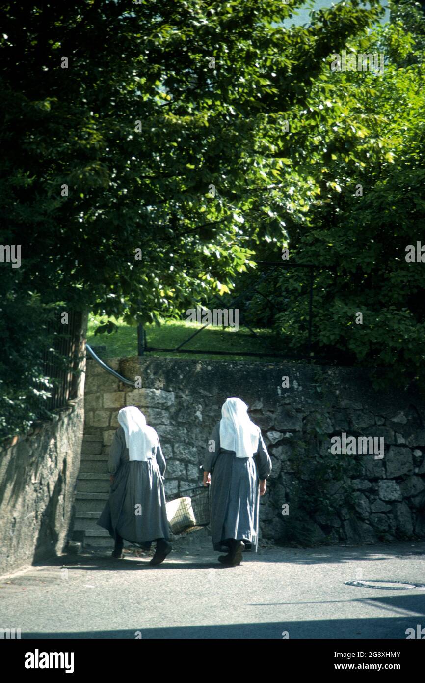 Due suore che portano un cesto di lavaggio nel 1981, Riedenburg, Baviera, Germania Foto Stock