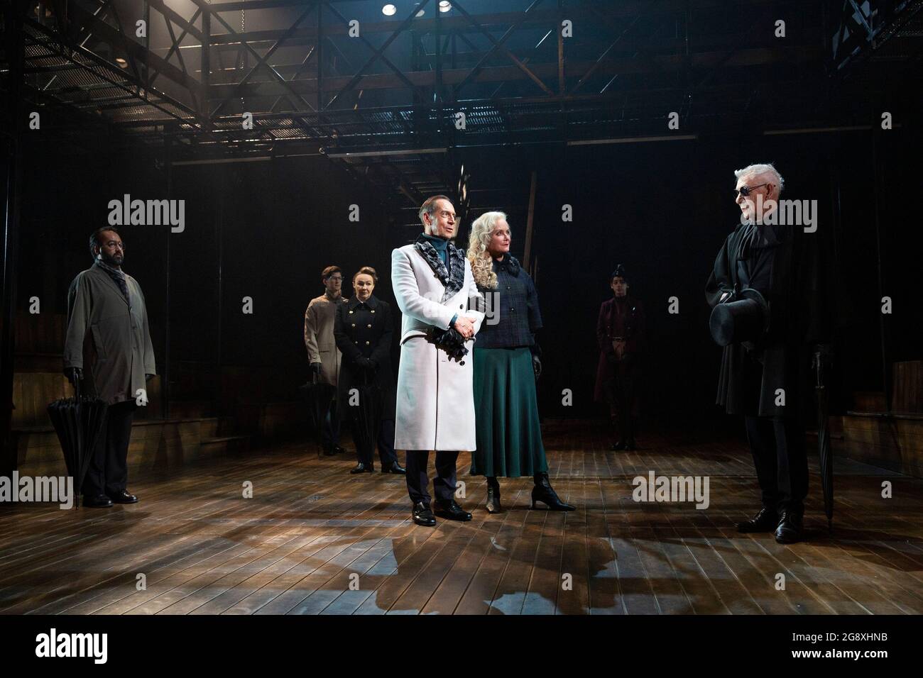 Center, l-r: Frances Barber (Polonius), Jonathan Hyde (Claudius), Jenny Seagrove (Gertrude) destra: Ian McKellen (Hamlet) in FRAZIONE di Shakespeare apertura al Teatro Royal Windsor, Inghilterra il 20/07/2021 Set design: Lee Newby Costumi: Loren Epstein wigs & Permake up: Susanna Seetias: Lighting Director Foto Stock