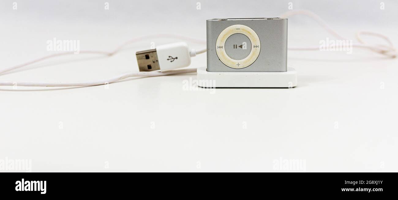 Babylon, New York, USA - 20 Febbraio 2020: La versione mini di un lettore musicale audio digitale mp3 per ascoltare musica mentre si è in viaggio. Foto Stock
