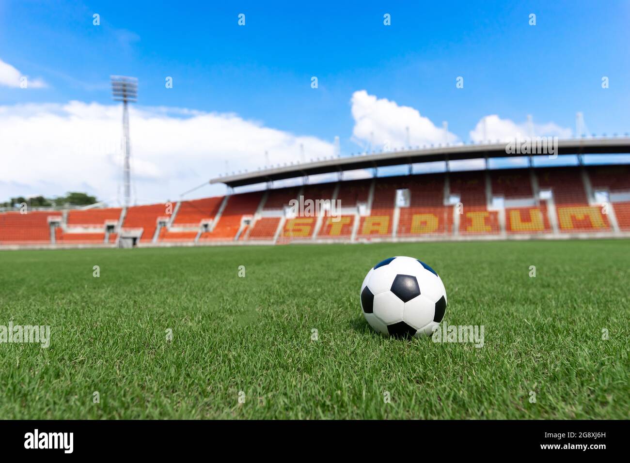 campo di calcio palla su erba verde, campo di calcio atletica stadio e cielo blu sfondo Foto Stock