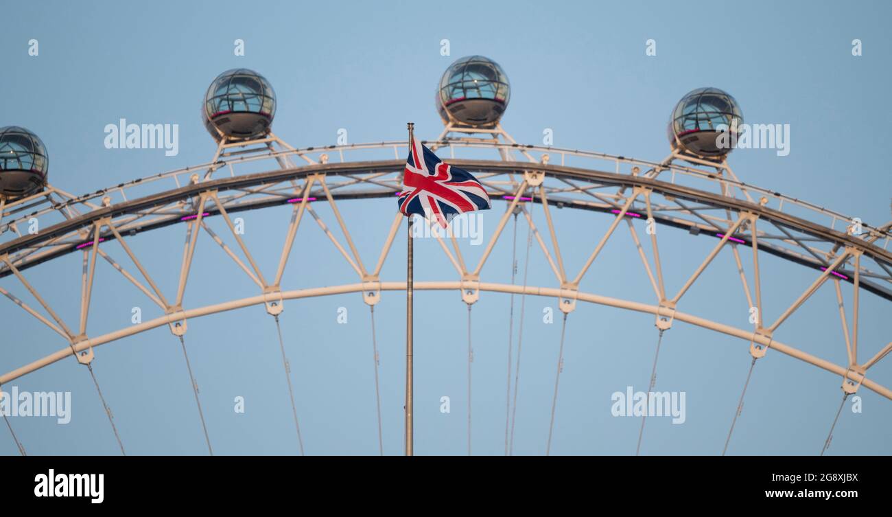 Bandiera dell'Unione che batte di fronte al London Eye visto dalla Horse Guards Parade il 22 luglio 2021. Foto Stock