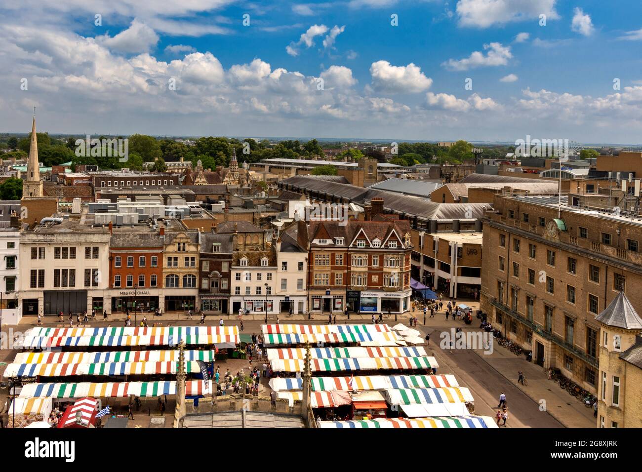 CAMBRIDGE INGHILTERRA LA PIAZZA DEL MERCATO HILL E TENDE COLORATE DELLE BANCARELLE IN ESTATE Foto Stock