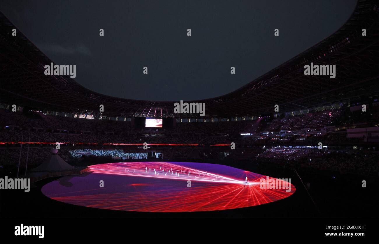 Tokyo, Giappone. 23 luglio 2021. Tokyo, Giappone venerdì 23 luglio 2021: Tokyo, Giappone. 23 luglio 2021. Nurse e Boxer Arisa Tsubata corre su un tapis roulant durante le cerimonie di apertura delle Olimpiadi del 2020 allo Stadio Olimpico di Tokyo, Giappone, venerdì 23 luglio 2021. Photo by Tasos Katopodis/UPI Credit: UPI/Alamy Live News Foto Stock