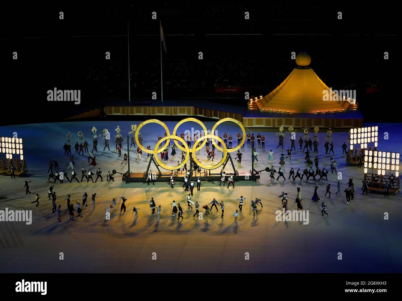 Artisti durante la cerimonia di apertura dei Giochi Olimpici di Tokyo 2020 allo Stadio Olimpico in Giappone. Data immagine: Venerdì 23 luglio 2021. Foto Stock