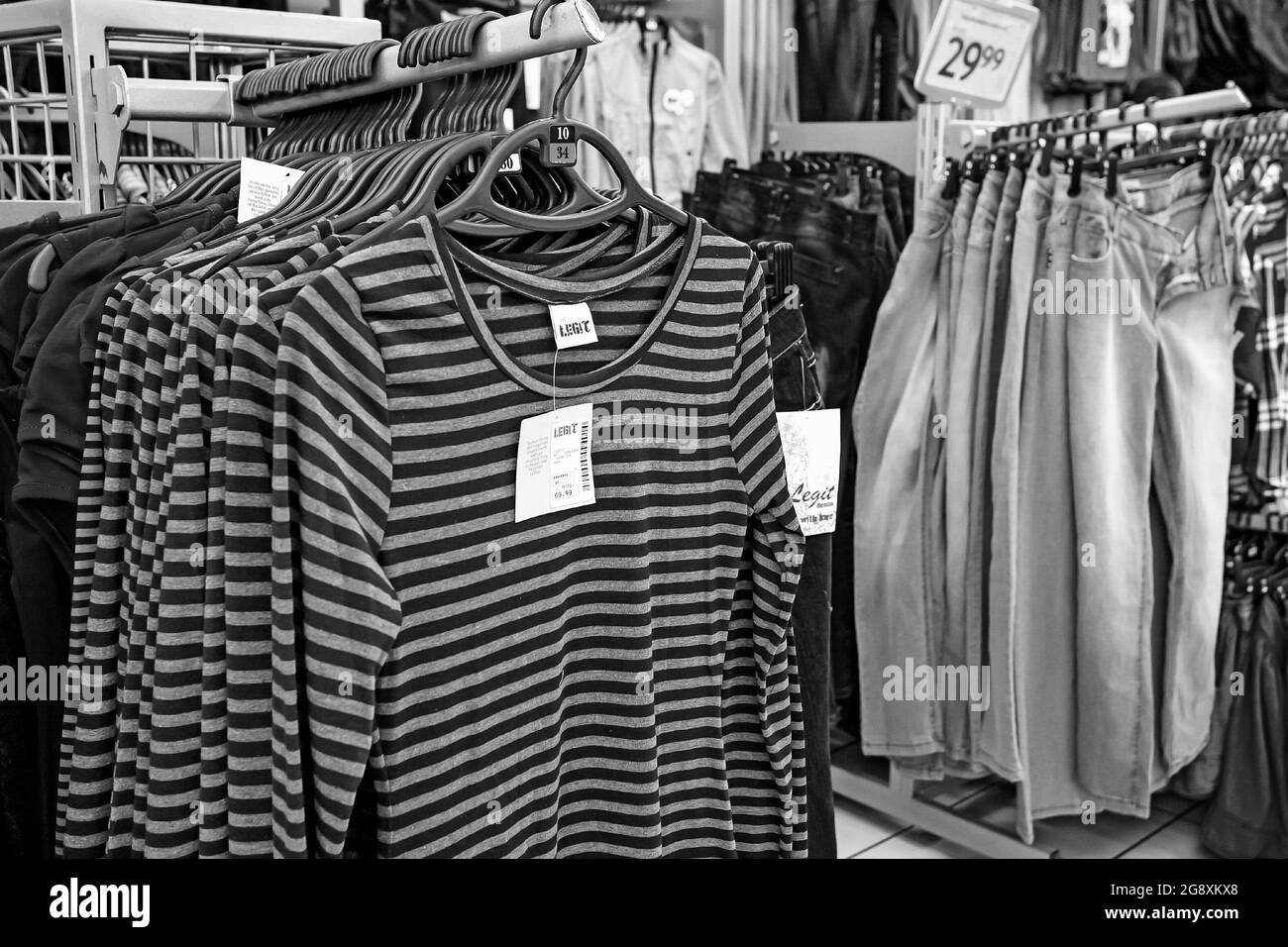 Vestiti abbigliamento mercato dei vestiti Foto e Immagini Stock in Bianco e  Nero - Alamy
