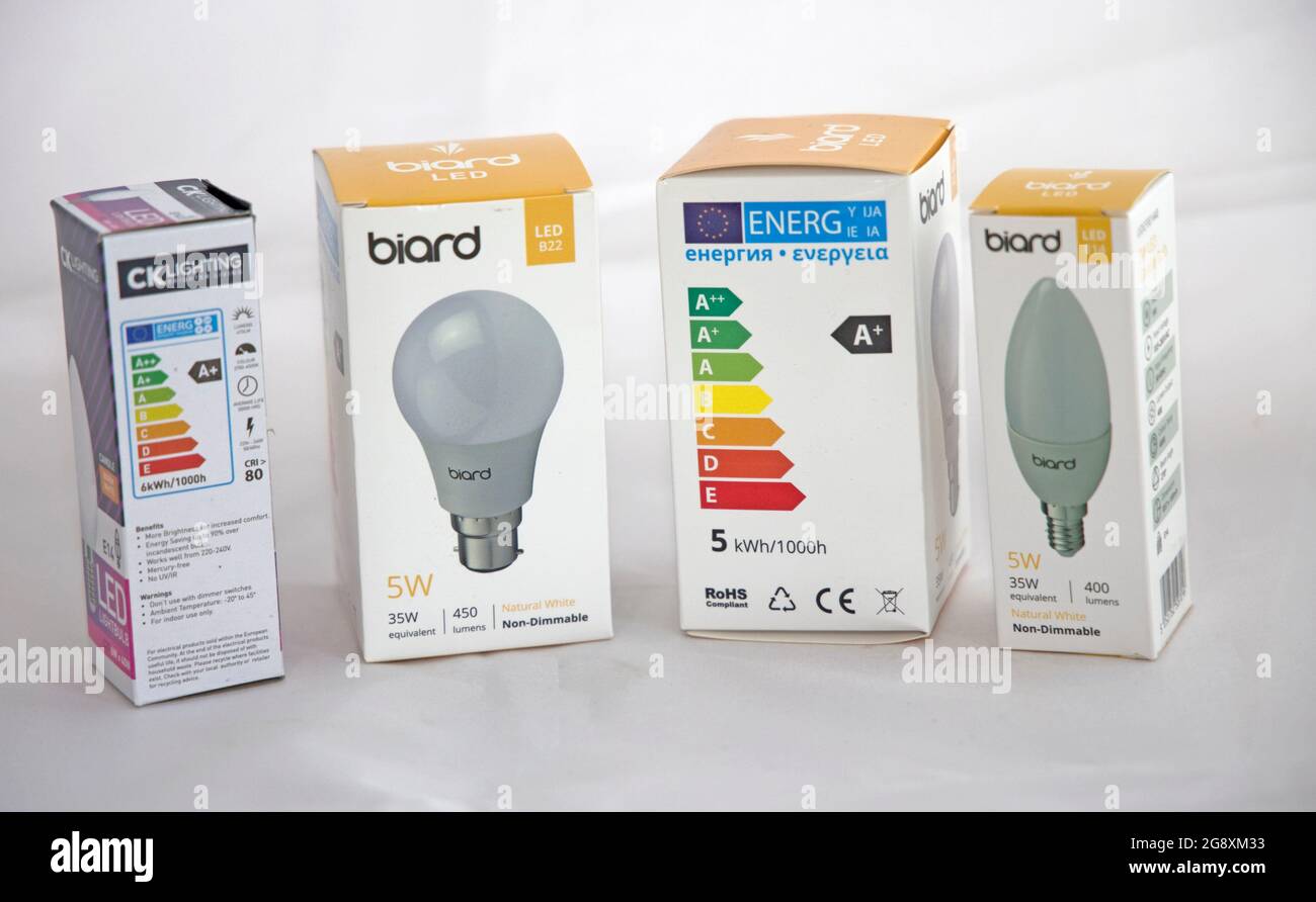 Buls di luce ad alta efficienza energetica in scatole con classe di energia A+ UK Foto Stock