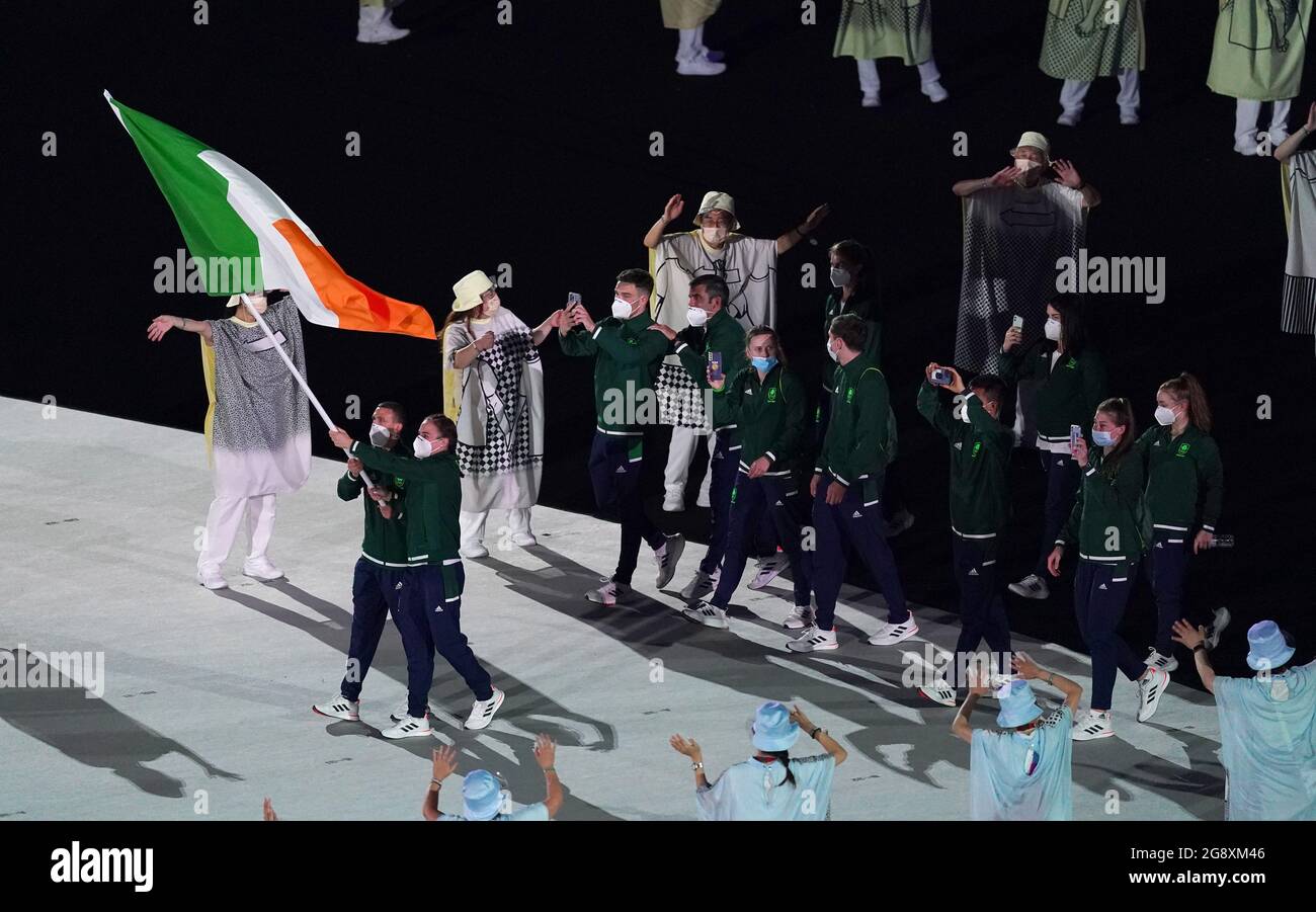 La squadra olimpica irlandese con Kellie Anne Harrington e Brendan Irvine che portano la bandiera nazionale durante la cerimonia di apertura dei Giochi Olimpici di Tokyo 2020 allo Stadio Olimpico in Giappone. Data immagine: Venerdì 23 luglio 2021. Foto Stock