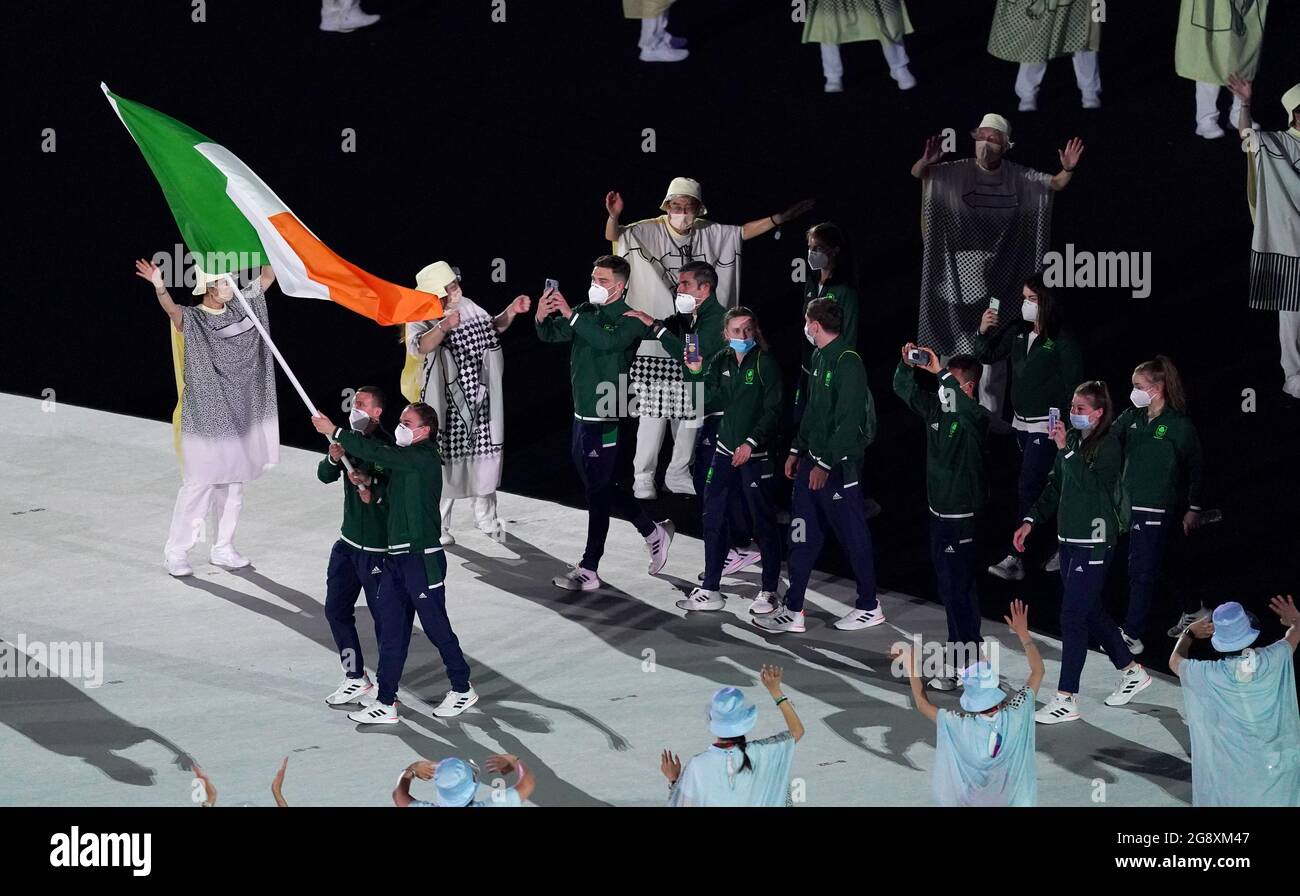 La squadra olimpica irlandese con Kellie Anne Harrington e Brendan Irvine che portano la bandiera nazionale durante la cerimonia di apertura dei Giochi Olimpici di Tokyo 2020 allo Stadio Olimpico in Giappone. Data immagine: Venerdì 23 luglio 2021. Foto Stock