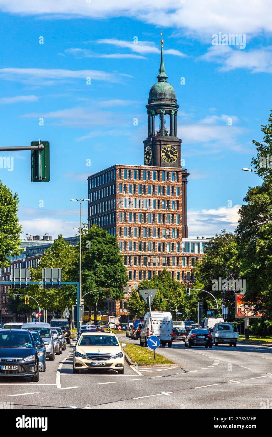 Amburgo, Germania - Giugno 2019: Via Ludwig-Erhard-Strasse con 132 metri di altezza guglia barocca della Chiesa di San Michele (Hauptkirche Sankt Michaelis o M. Foto Stock