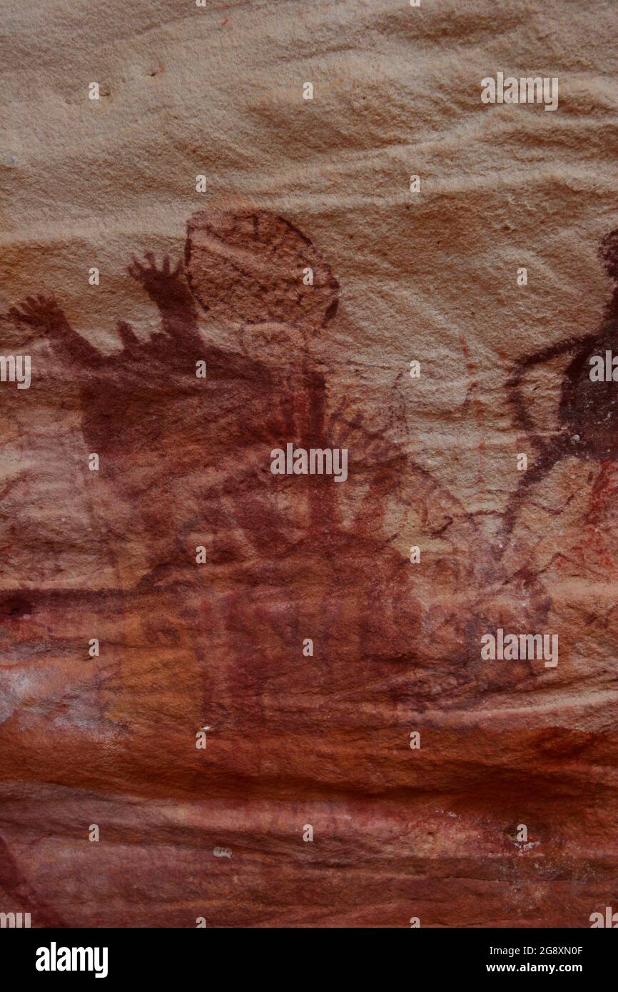 Antichi dipinti di arte rupestre aborigena in stile Quinkan situati vicino alla cittadina di Laura sulla penisola di Cape York in far North Queensland, Australia. Foto Stock