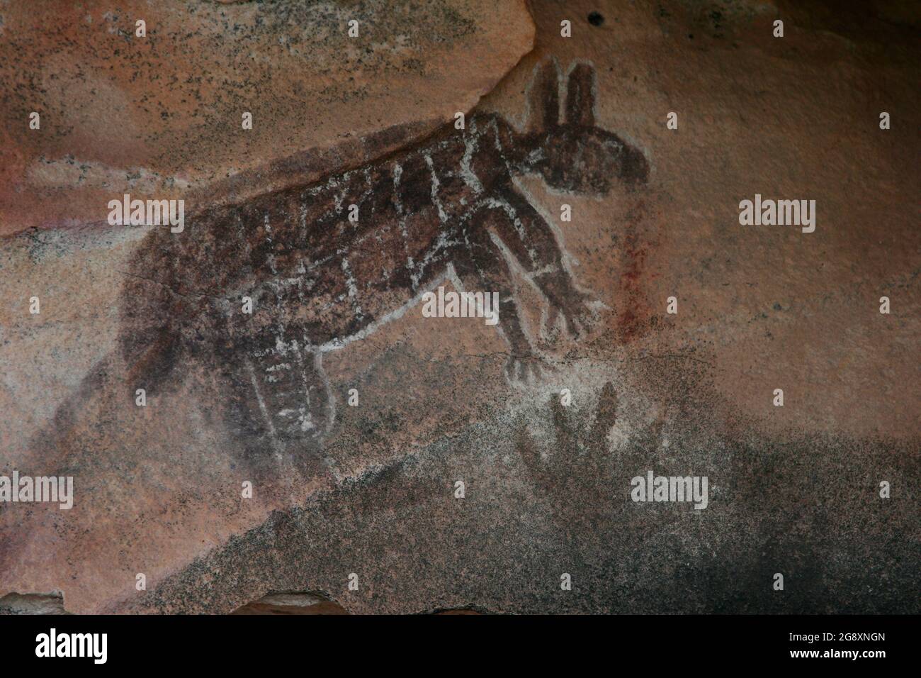 Antichi dipinti di arte rupestre aborigena in stile Quinkan situati vicino alla cittadina di Laura sulla penisola di Cape York in far North Queensland, Australia. Foto Stock