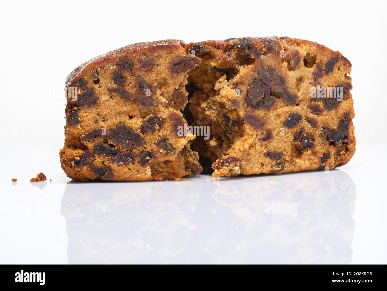 Una piccola torta di frutta. Una miscela di ribes, uvetta e altri frutti secchi con farina e uova e cotta in forno per preparare una torta di frutta umida. Foto Stock