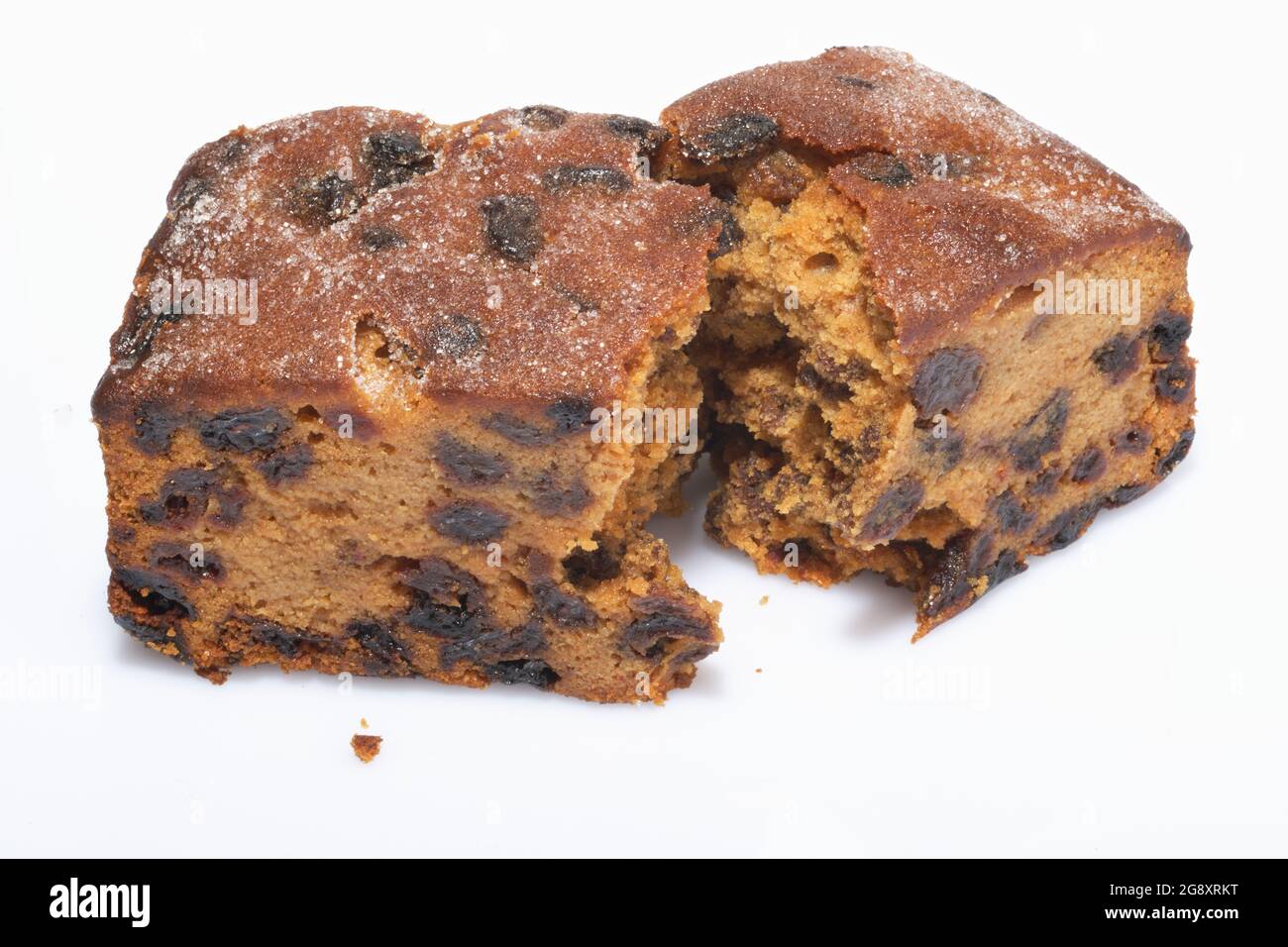 Una piccola torta di frutta. Una miscela di ribes, uvetta e altri frutti secchi con farina e uova e cotta in forno per preparare una torta di frutta umida. Foto Stock