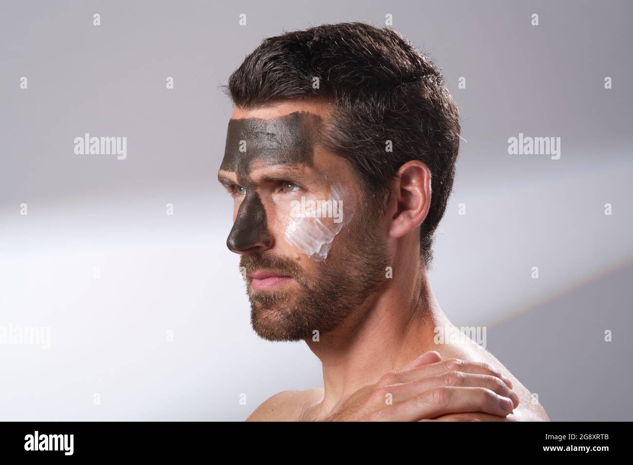 Uomo che usa i prodotti del viso sulla sua pelle. Trattamenti con maschera  facciale. Ringiovanimento, aggiunta di umidità maschere Foto stock - Alamy