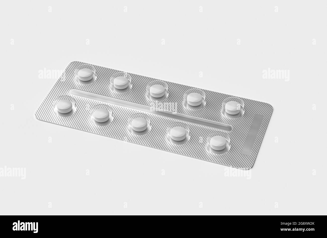 Chiusura della confezione di blister farmaceutici con dieci pillole isolate su bianco. Illustrazione 3d fotorealistica Foto Stock