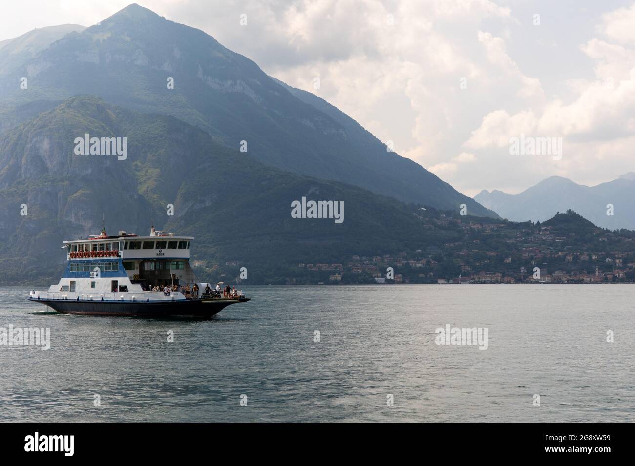 Lago di Como, Italia - luglio 22 2021 - navigazione sul lago di Como in una soleggiata giornata estiva Foto Stock