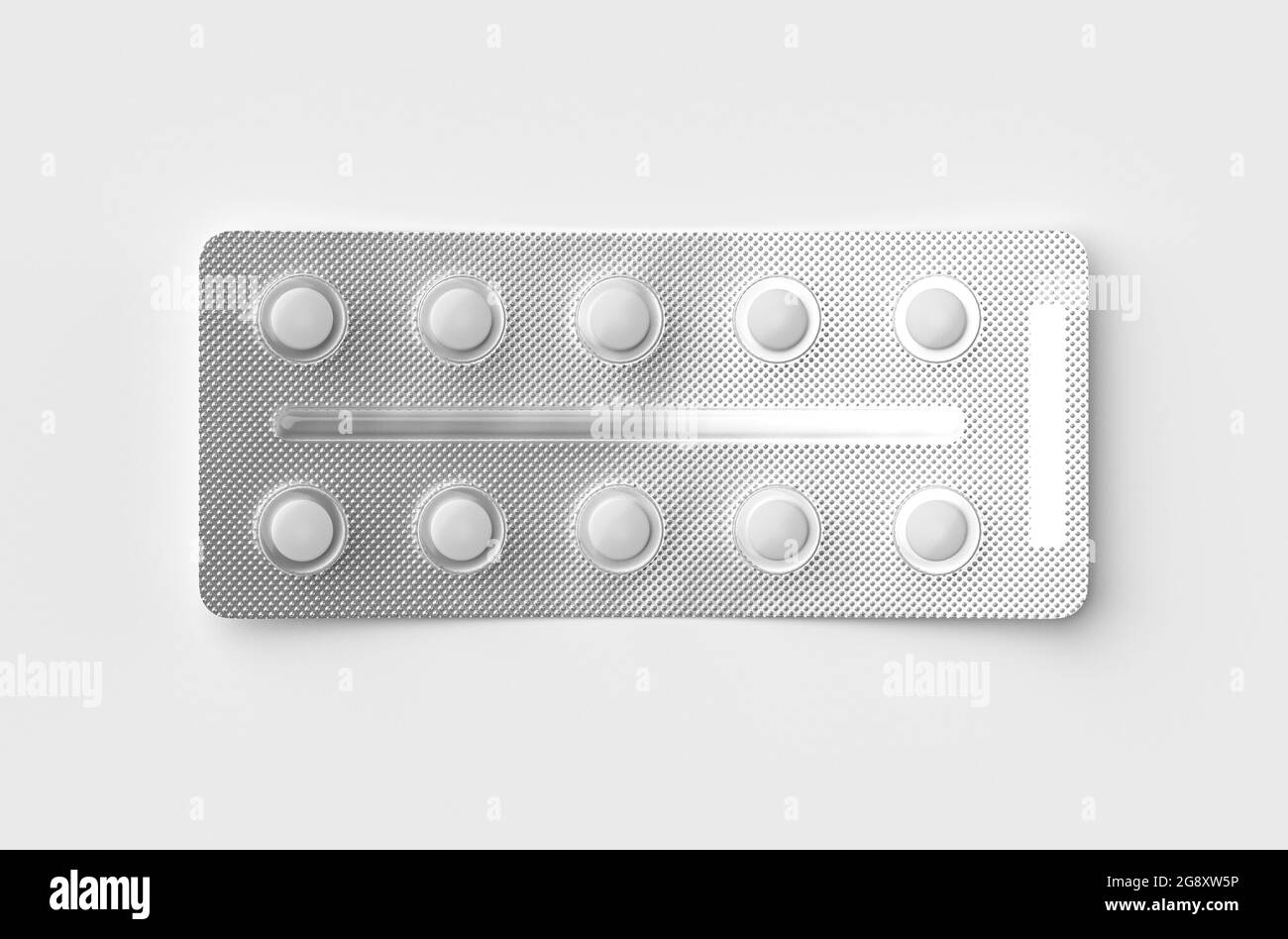 Chiusura della confezione di blister farmaceutici con dieci pillole isolate su bianco. Illustrazione 3d fotorealistica Foto Stock