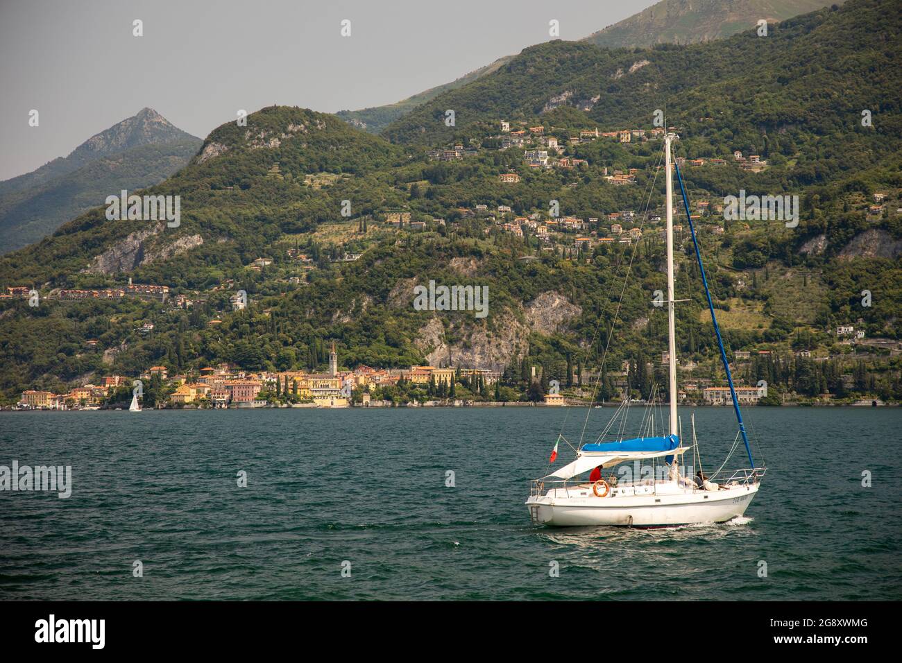 Lago di Como, Italia - luglio 22 2021 - navigazione sul lago di Como in una soleggiata giornata estiva Foto Stock