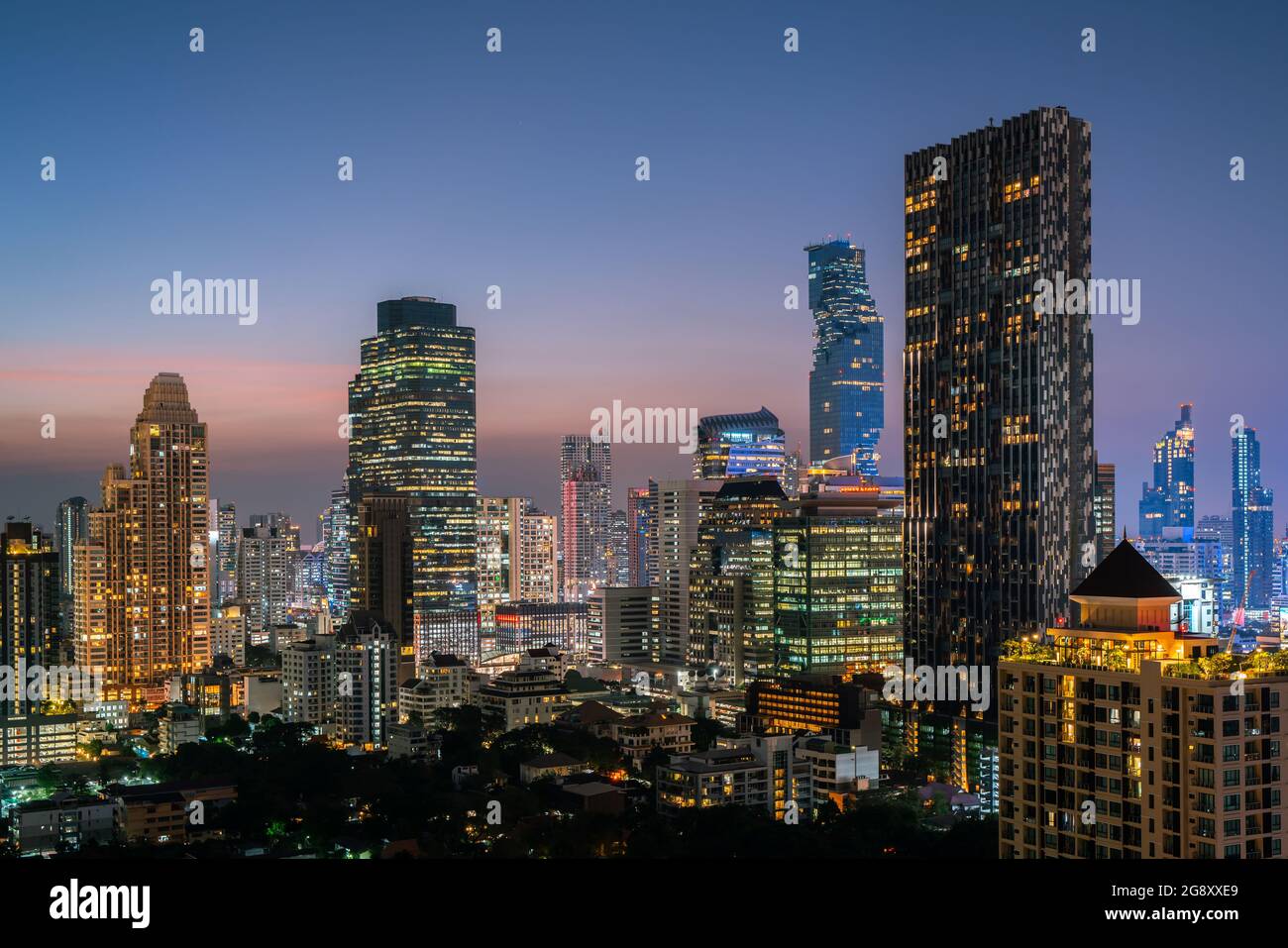 Bangkok City - Vista aerea bello tramonto Bangkok città torre centro skyline della Thailandia, paesaggio urbano di notte, paesaggio Bangkok Thailandia Foto Stock