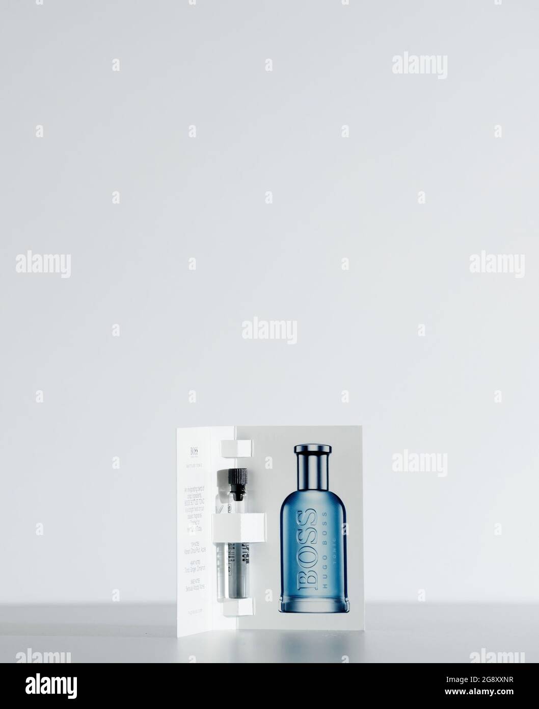 Confezione con profumo Hugo Boss su sfondo grigio Foto Stock