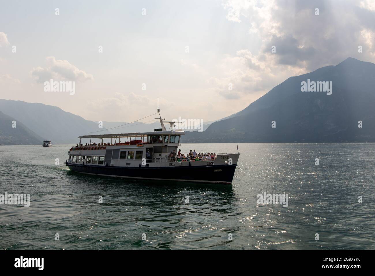 Lago di Como, Italia - luglio 22 2021 - navigazione sul lago di Como in una soleggiata giornata estiva Foto Stock