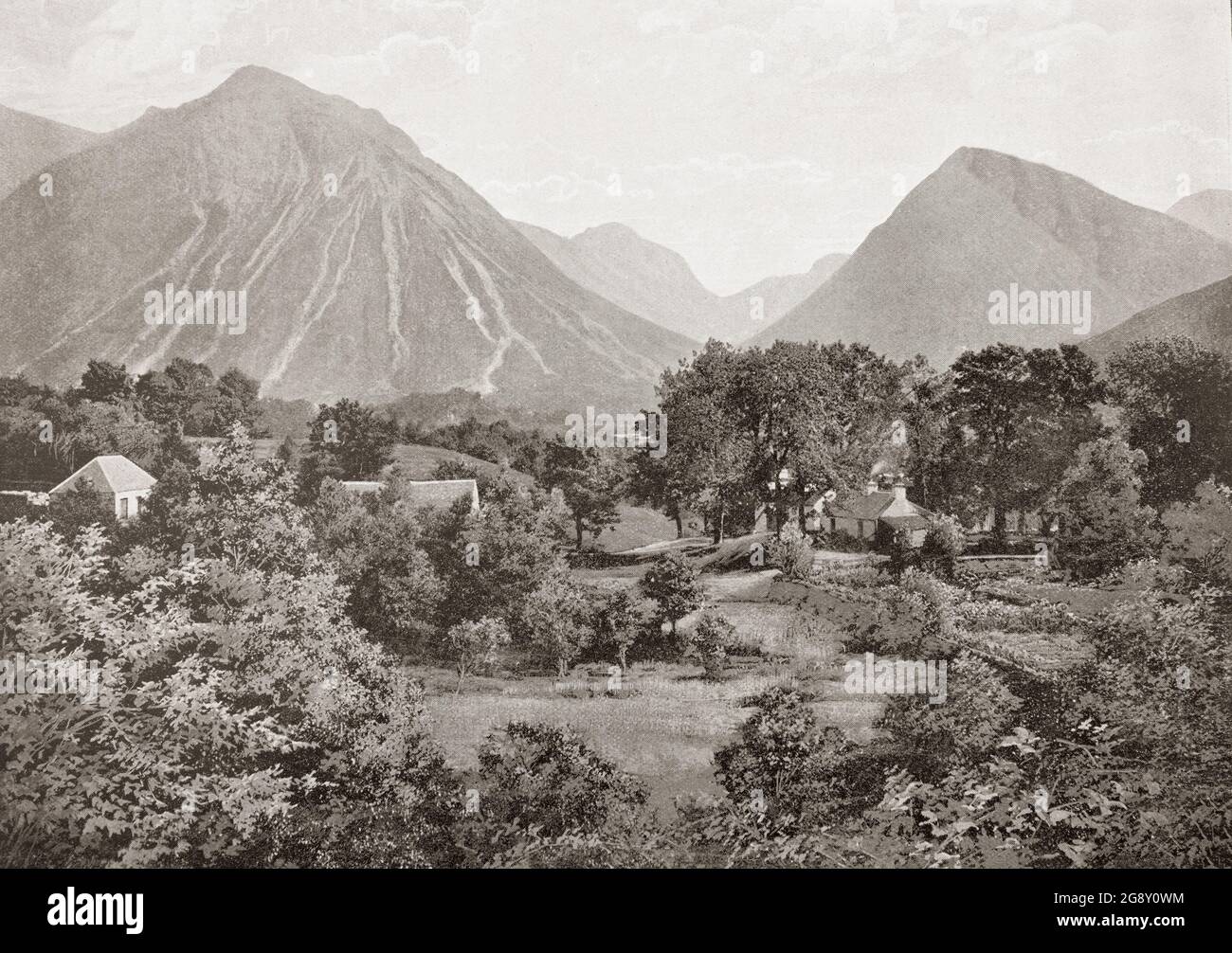 Una vista del tardo 19 ° secolo di Glen Coe, un glen nelle Highlands della Scozia che si trova nel nord della contea di Argyll, vicino al confine con la provincia storica di Lochaber, all'interno delle Highlands. È famosa per il massacro di Glencoe che ha avuto luogo il 13 febbraio 1692, in seguito alla rivolta giacobita del 1689–92. Si stima che trenta membri e associati del Clan MacDonald di Glencoe siano stati uccisi dalle forze governative fatturate con loro, mentre altri più tardi presero di essere morti di esposizione, in quanto non erano stati solleciti a dare fedeltà ai nuovi monarchi. Foto Stock