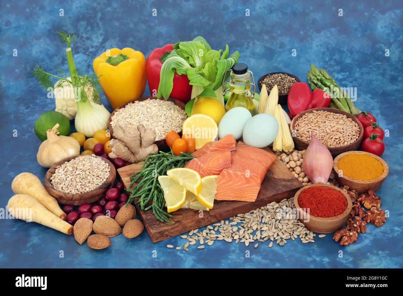 Cibo sano per aumentare il sistema immunitario con una grande raccolta di alimenti per la salute. Alto in proteine, fibre, antiossidanti, omega 3, latticini, carb intelligenti. Foto Stock