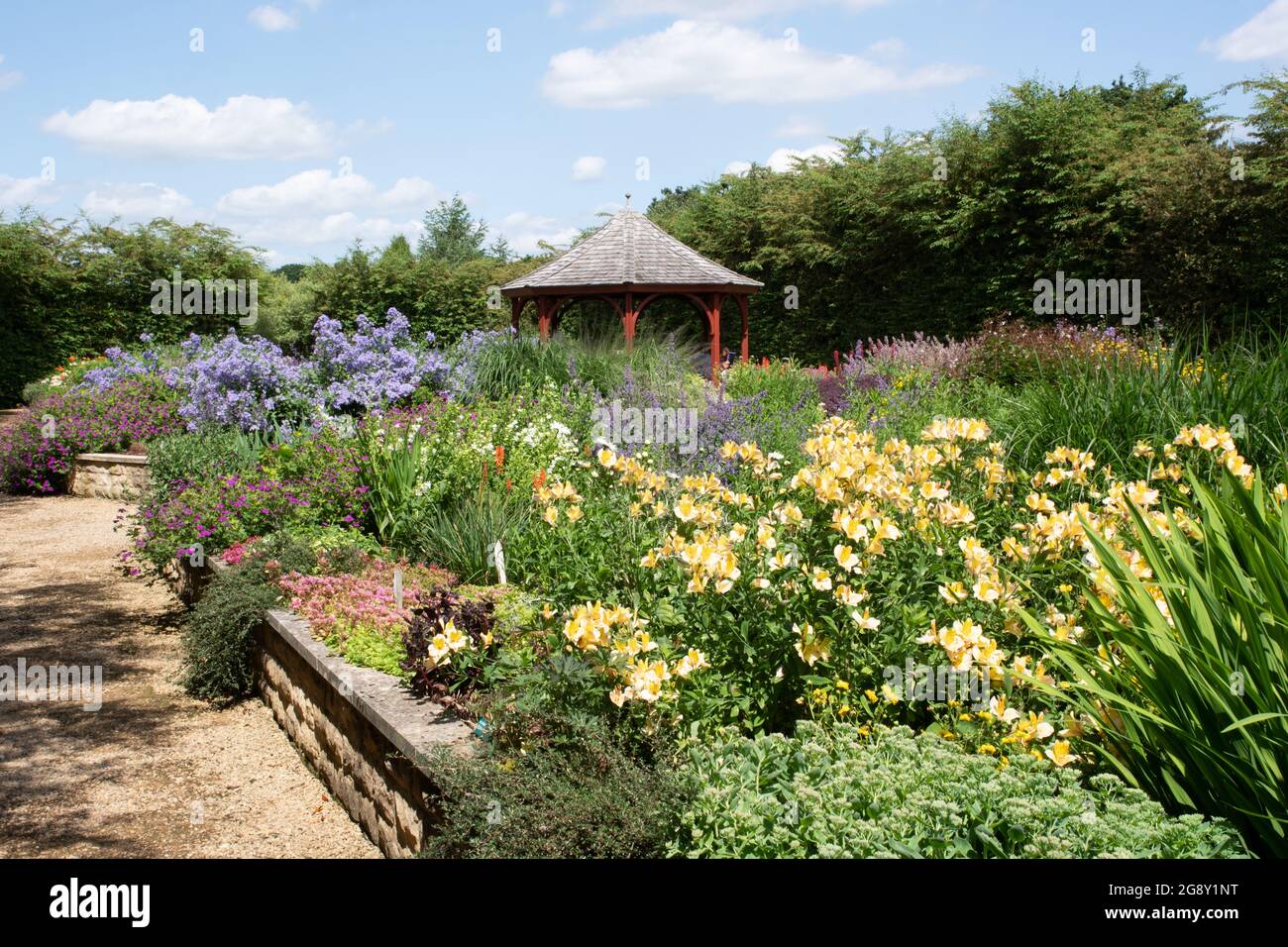 Il giardino rialzato del letto breezy ginocchia giardini Foto Stock