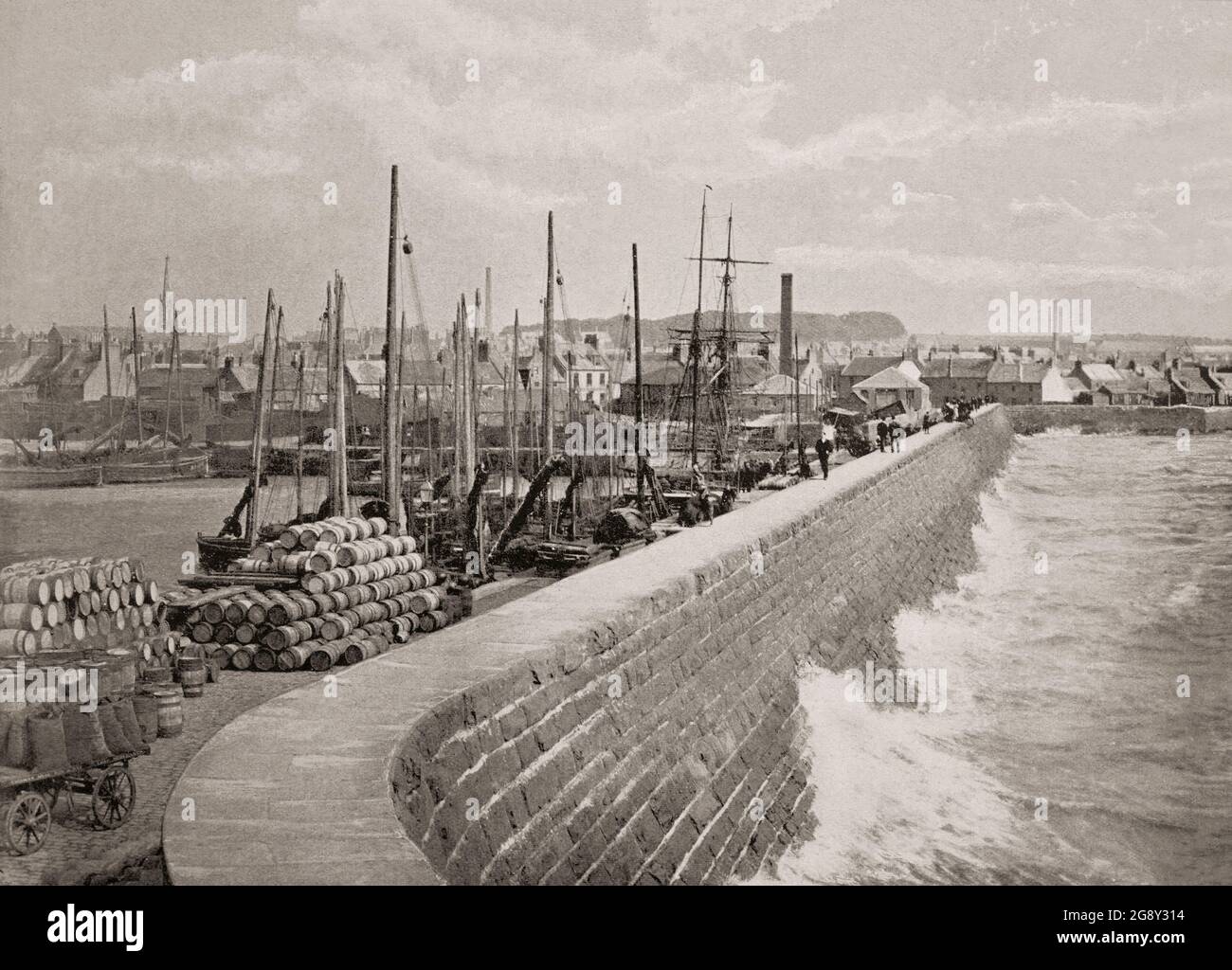 Una vista del tardo 19 ° secolo della parete del porto di Arbroath, un ex reale burgh e la città più grande nella zona del consiglio di Angus, Scozia. Il nuovo porto creato nel 1839 e dal 20 ° secolo, Arbroath era uno dei più grandi porti di pesca della Scozia. È notevole per la Dichiarazione di Arbroath e lo smokie di Arbroath. Foto Stock