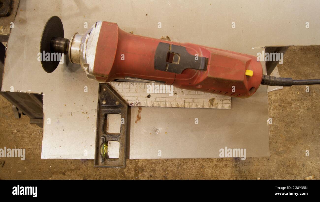 Uno strumento di taglio elettrico da tre pollici, quadrato piccolo e lamiera Foto Stock Uno strumento di taglio elettrico da tre pollici, quadrato piccolo e lamiera Foto Stock