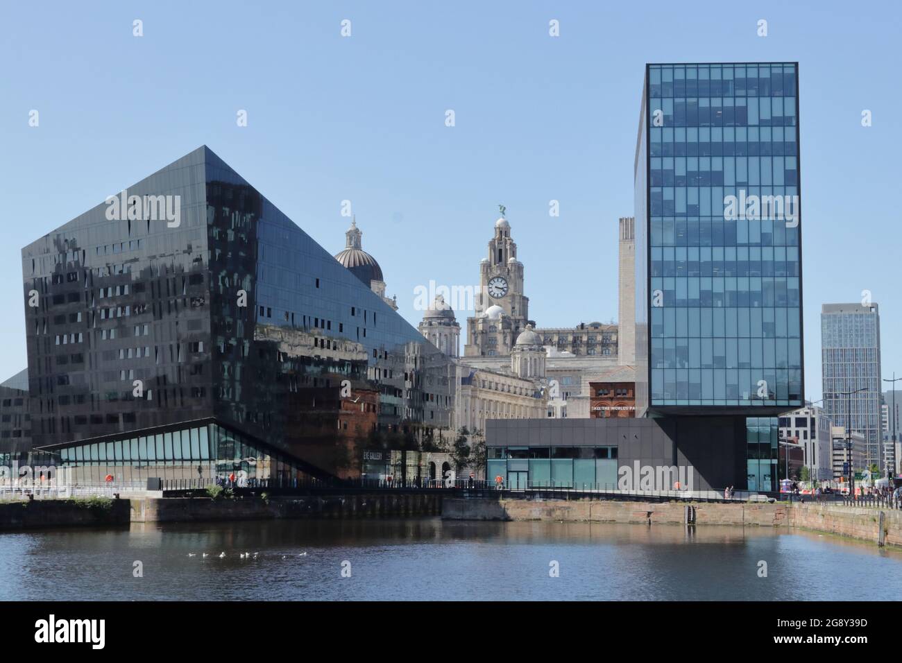 Vista dello skyline di Liverpool dall'Albert Docks Foto Stock