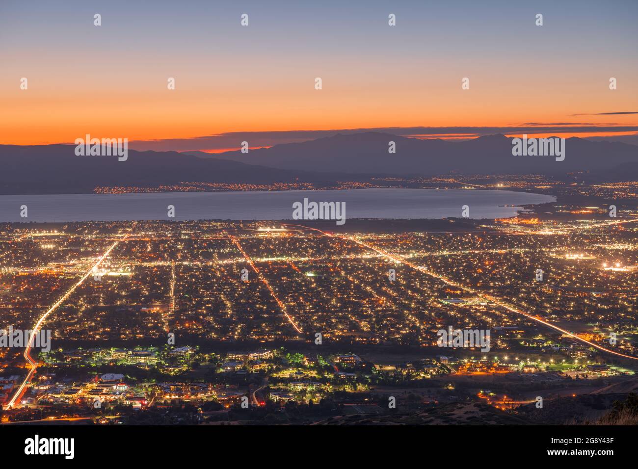 Provo, Utah, USA, vista del centro dalla zona panoramica durante il tramonto. Foto Stock