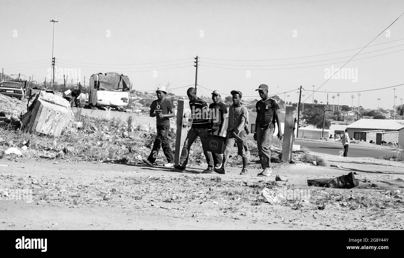 JOHANNESBURG, SUDAFRICA - 05 gennaio 2021: Giovani africani che camminano nella città di Soweto in Sudafrica Foto Stock