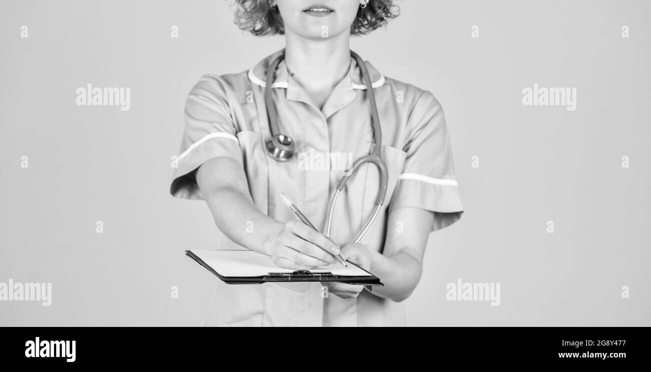 Registrati qui. Donna medico che prescrive il trattamento. Ospedale clinico privato. Autorità sanitaria locale. Informazione infermiere. Direttamente alla giusta struttura sanitaria Foto Stock