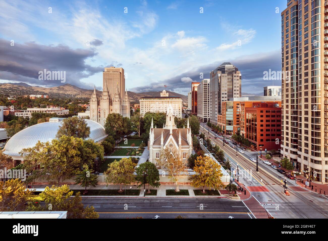 Salt Lake City, Utah, Stati Uniti d'America downtown cityscape oltre la piazza del tempio al crepuscolo. Foto Stock