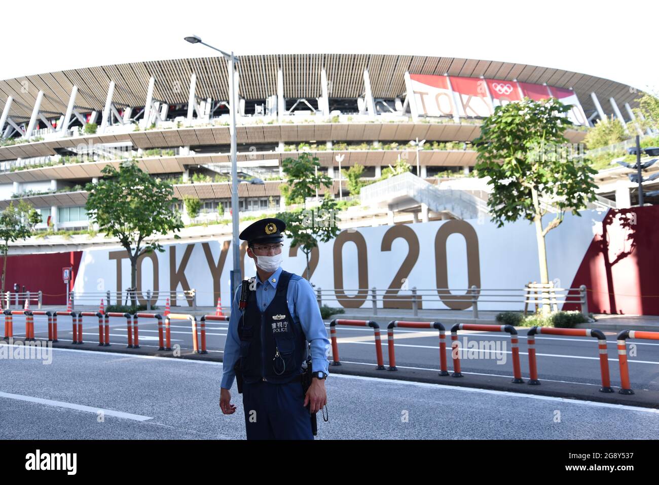 Tokyo, Giappone - 23 luglio 2021 : l'ufficiale di polizia si trova al di fuori dello Stadio Olimpico di Tokyo durante la cerimonia di apertura Foto Stock