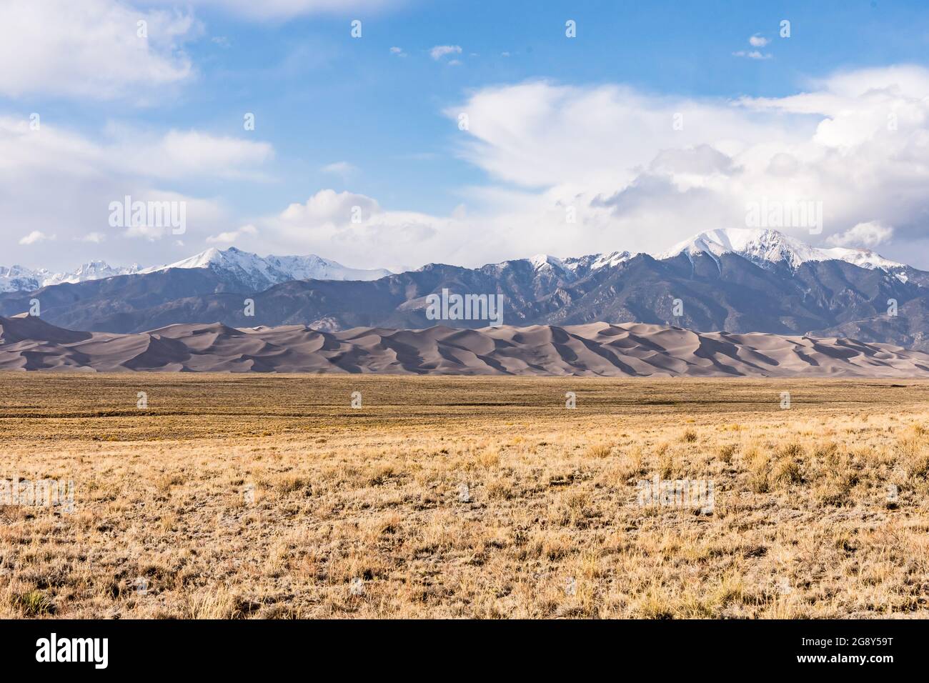 Vista sulle montagne e sulle dune del Great Sand Dunes National Park in Colorado Foto Stock