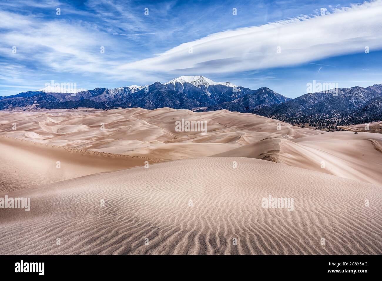 Dune e montagne nel Great Sand Dunes National Park in Colorado Foto Stock