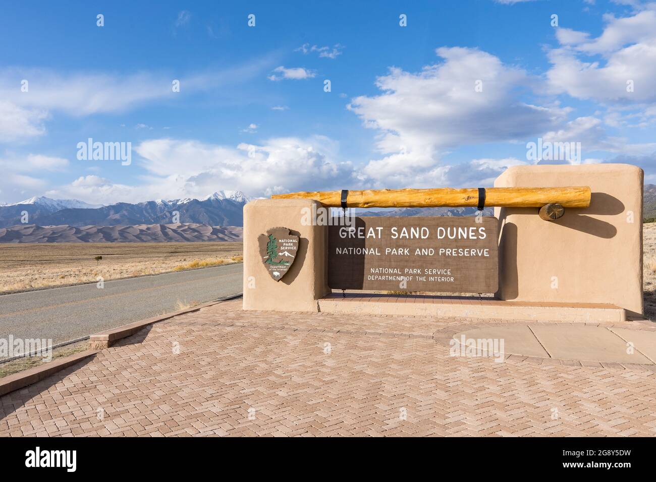 Cartello d'ingresso lungo la strada per il Great Sand Dunces National Park Foto Stock