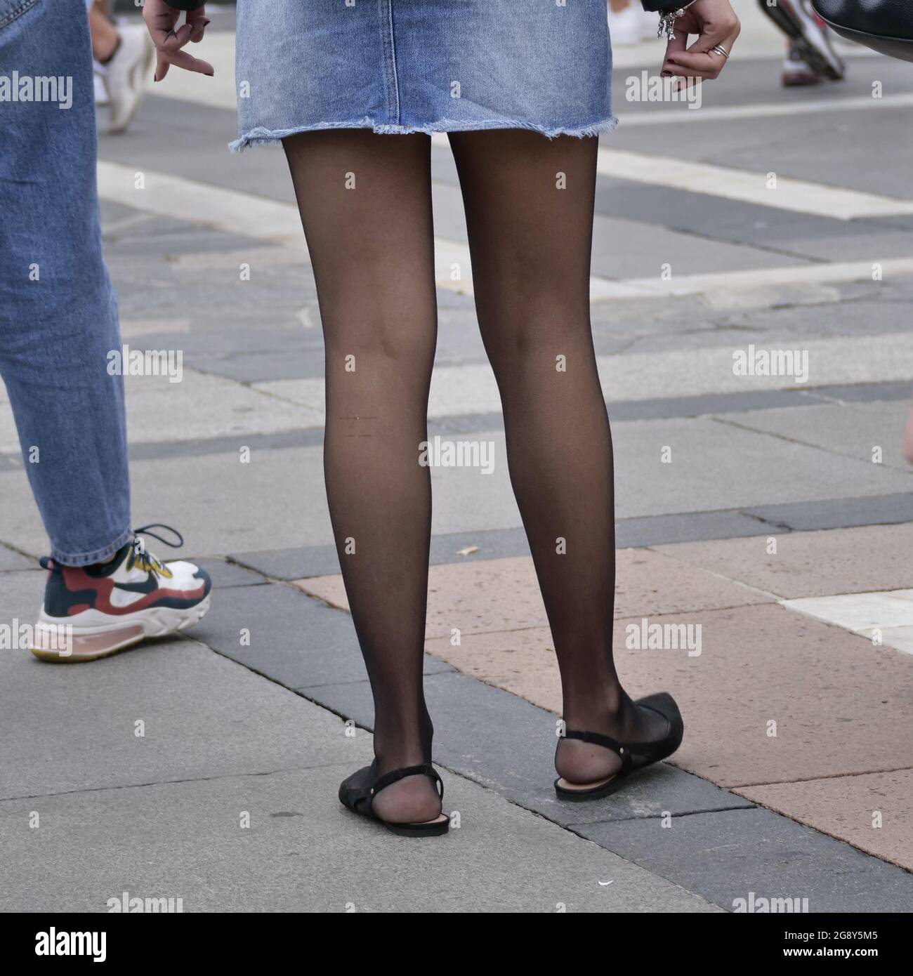 Ragazza in miniskirt e collant nero in piazza Duomo, Milano, Lombardia,  Italia Foto stock - Alamy
