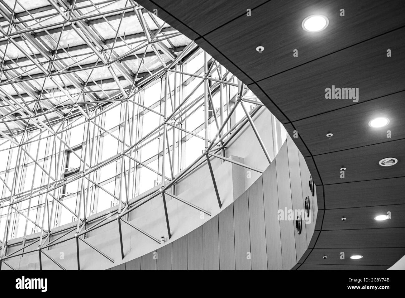 costruzione con soffitto in metallo di un grande edificio alto, foto in bianco e nero Foto Stock