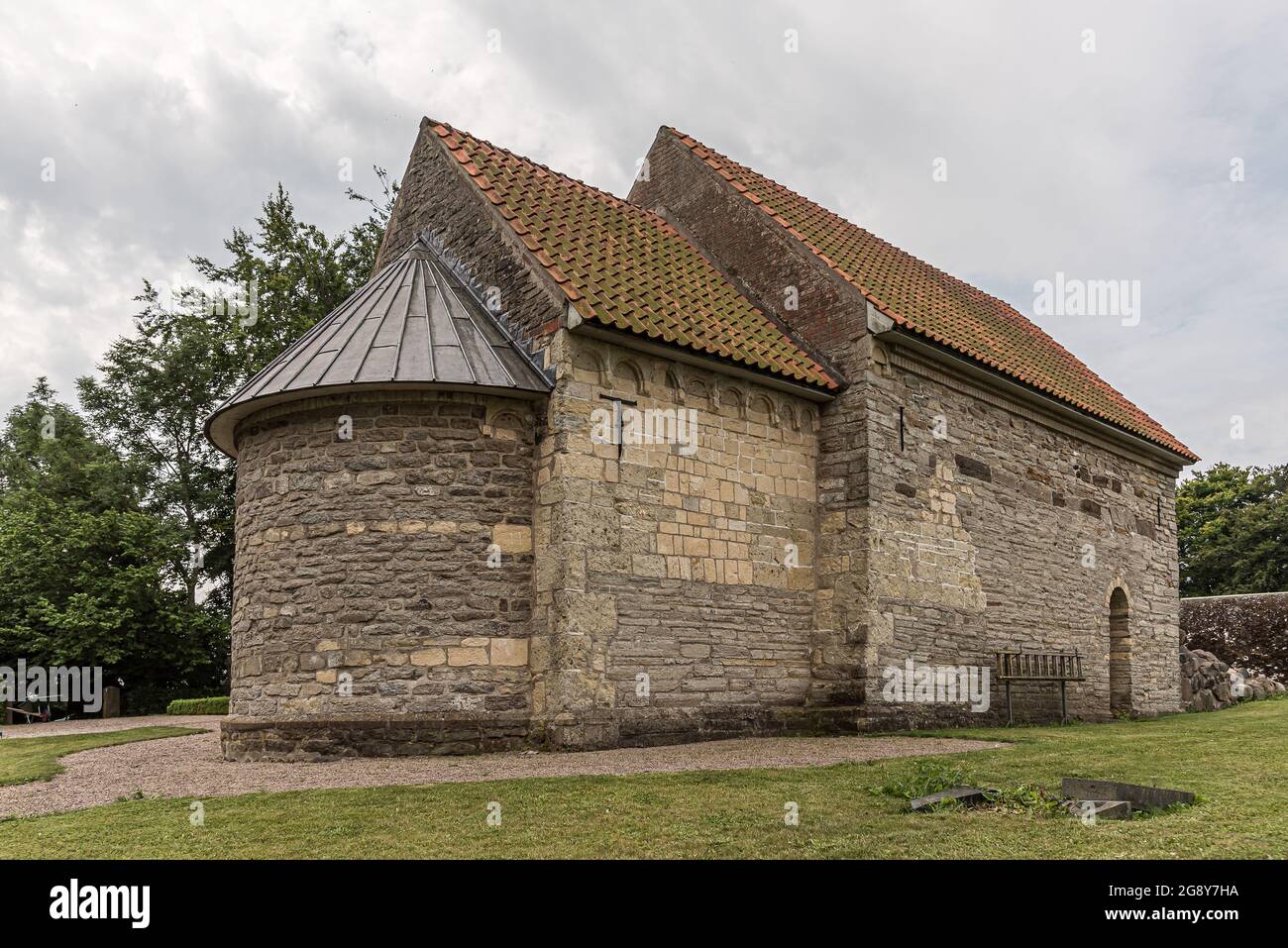 Antica chiesa di pietra degli inizi del 12 ° secolo, Borrie, Svezia, 16 luglio 2021 Foto Stock