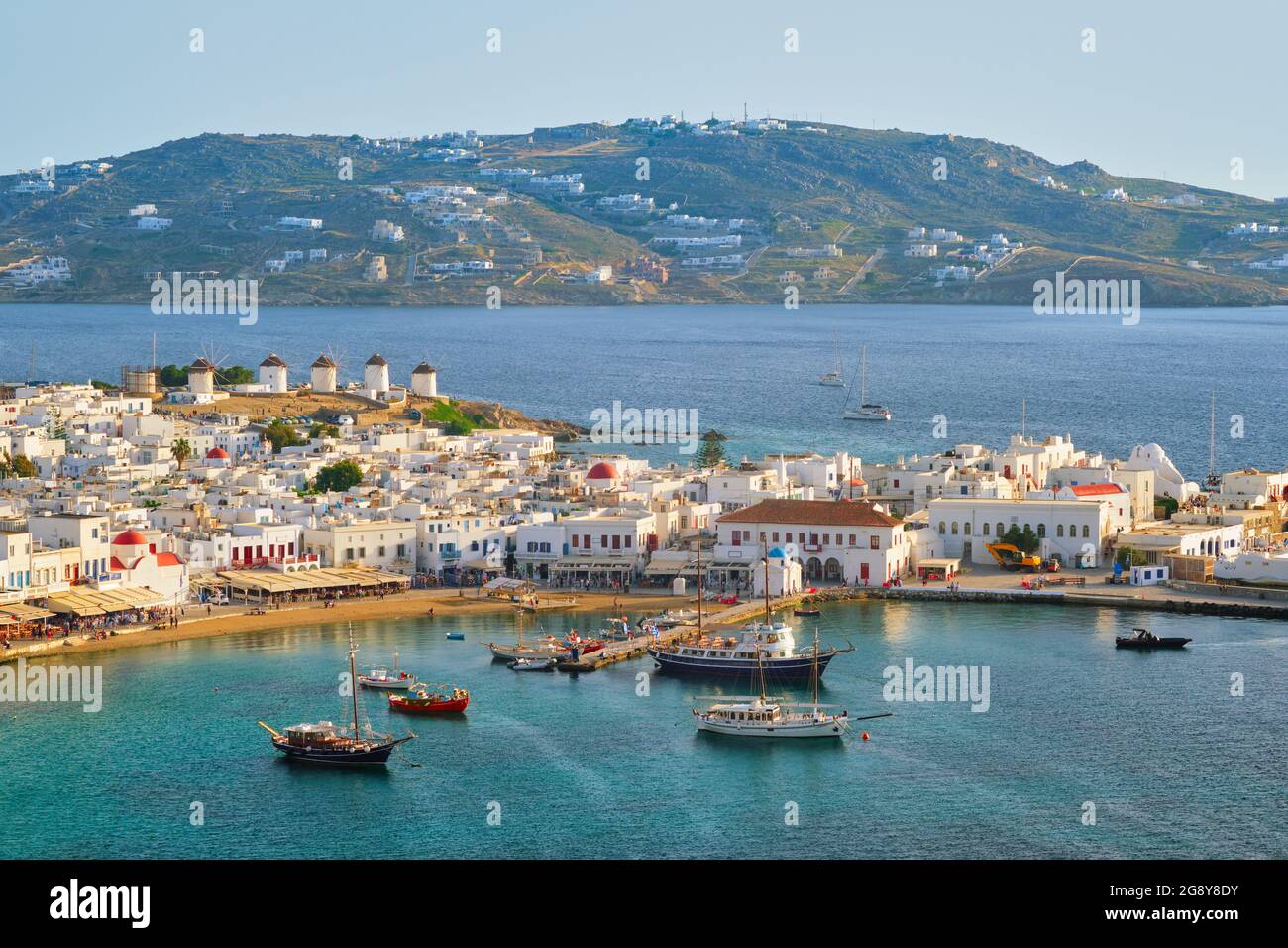 Porto dell'isola di Mykonos con barche, isole Cicladi, Grecia Foto Stock