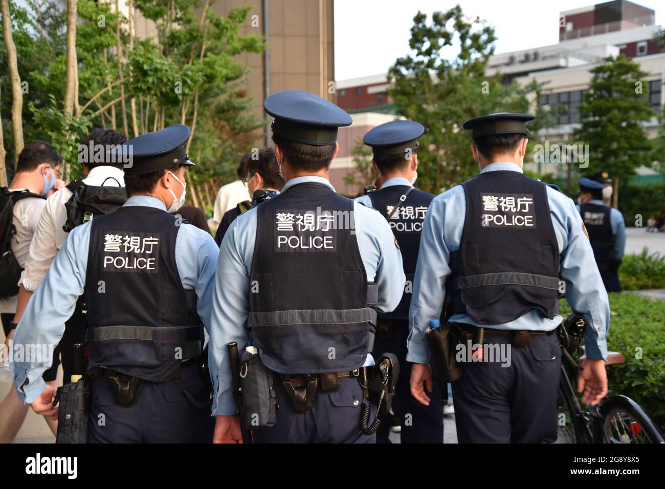 Tokyo, Giappone - 23 Luglio 2021 : Gruppo di ufficiali di polizia guardia allo Stadio Olimpico di Tokyo durante la cerimonia di apertura Foto Stock