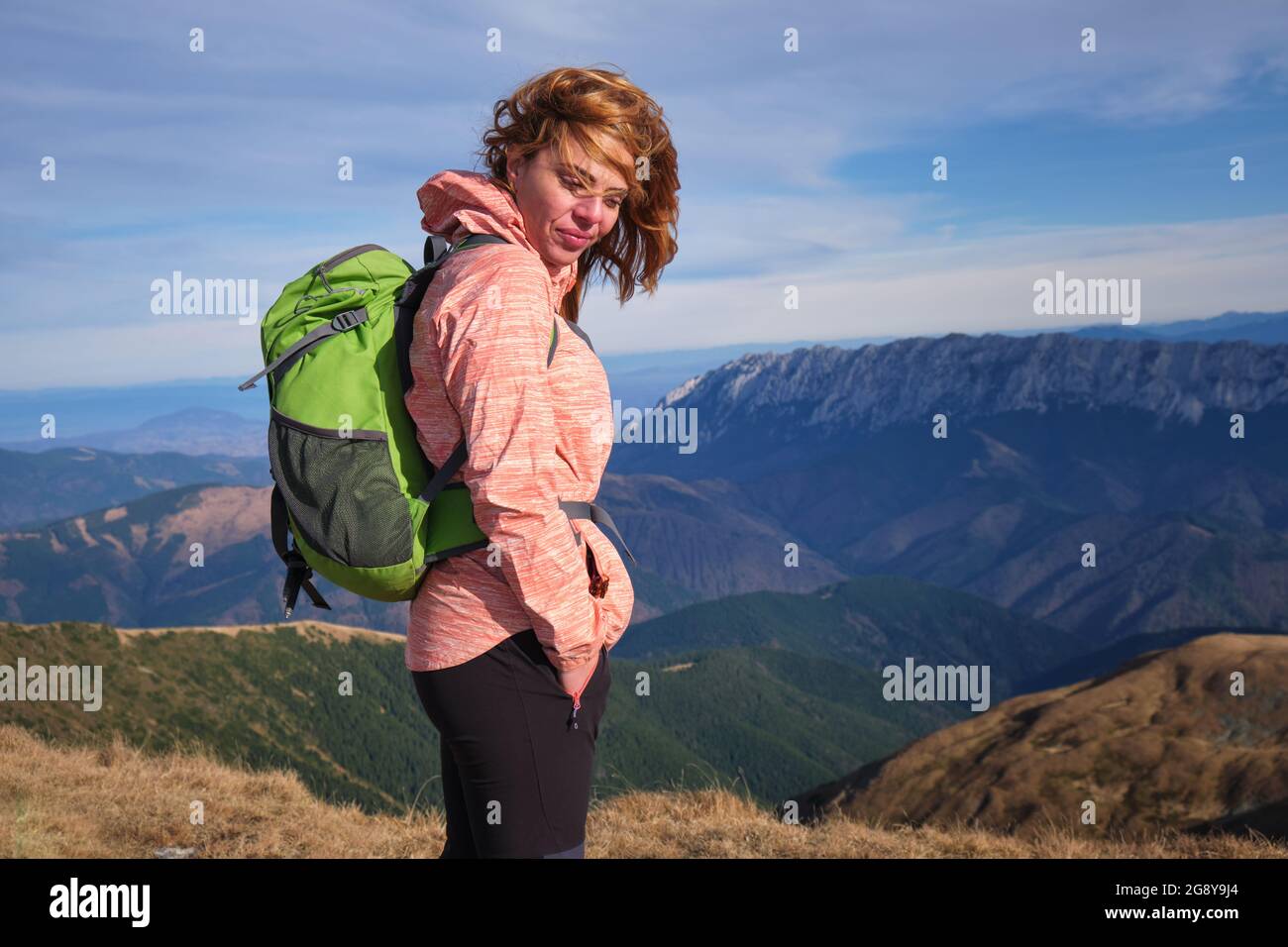Ritratto di una donna con i capelli al vento, sulle montagne Iezer-PAPUSA, parte dei monti Carpazi. Spazio di copia. Foto Stock
