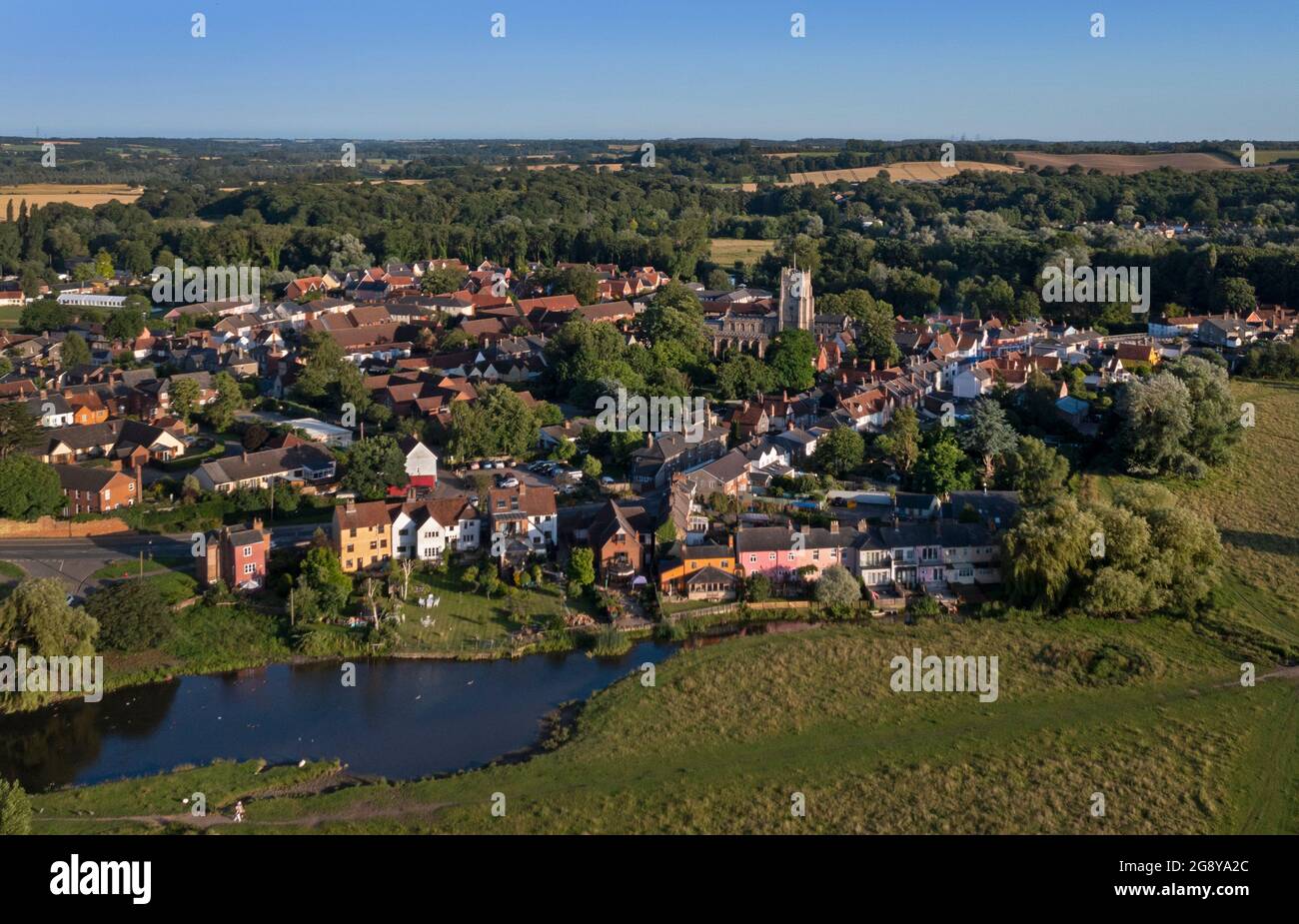 Vista sul fiume Stour su prati d'acqua a tutti i santi chiesa e città mercato di Sudbury, Suffolk, Inghilterra, luogo di nascita di Thomas Gainsborough Foto Stock