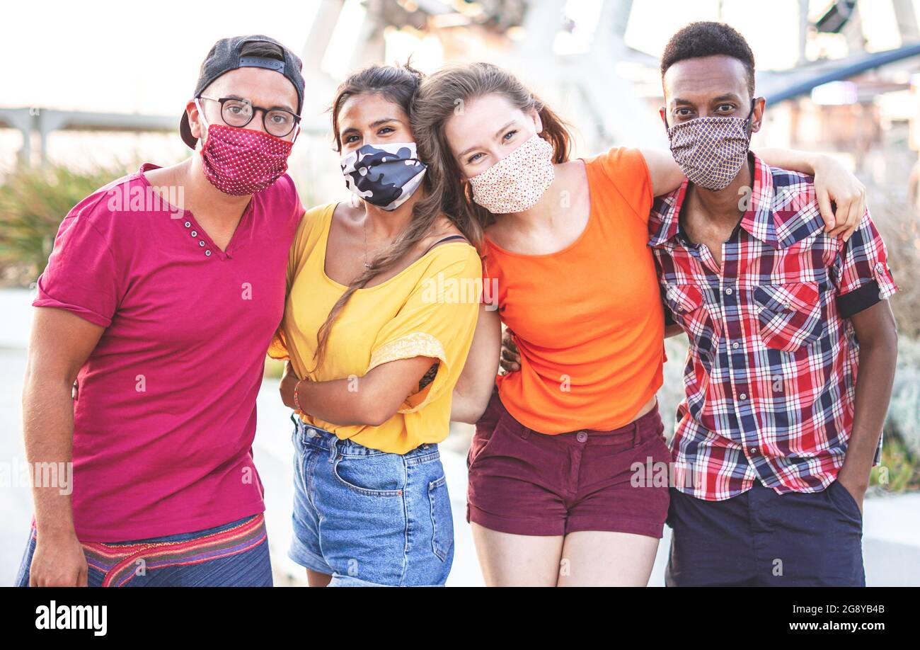 Gruppo di amici multirazziali che scattano foto con maschera facciale - giovani che si divertono in vacanza - nuovo concetto di stile di vita Foto Stock