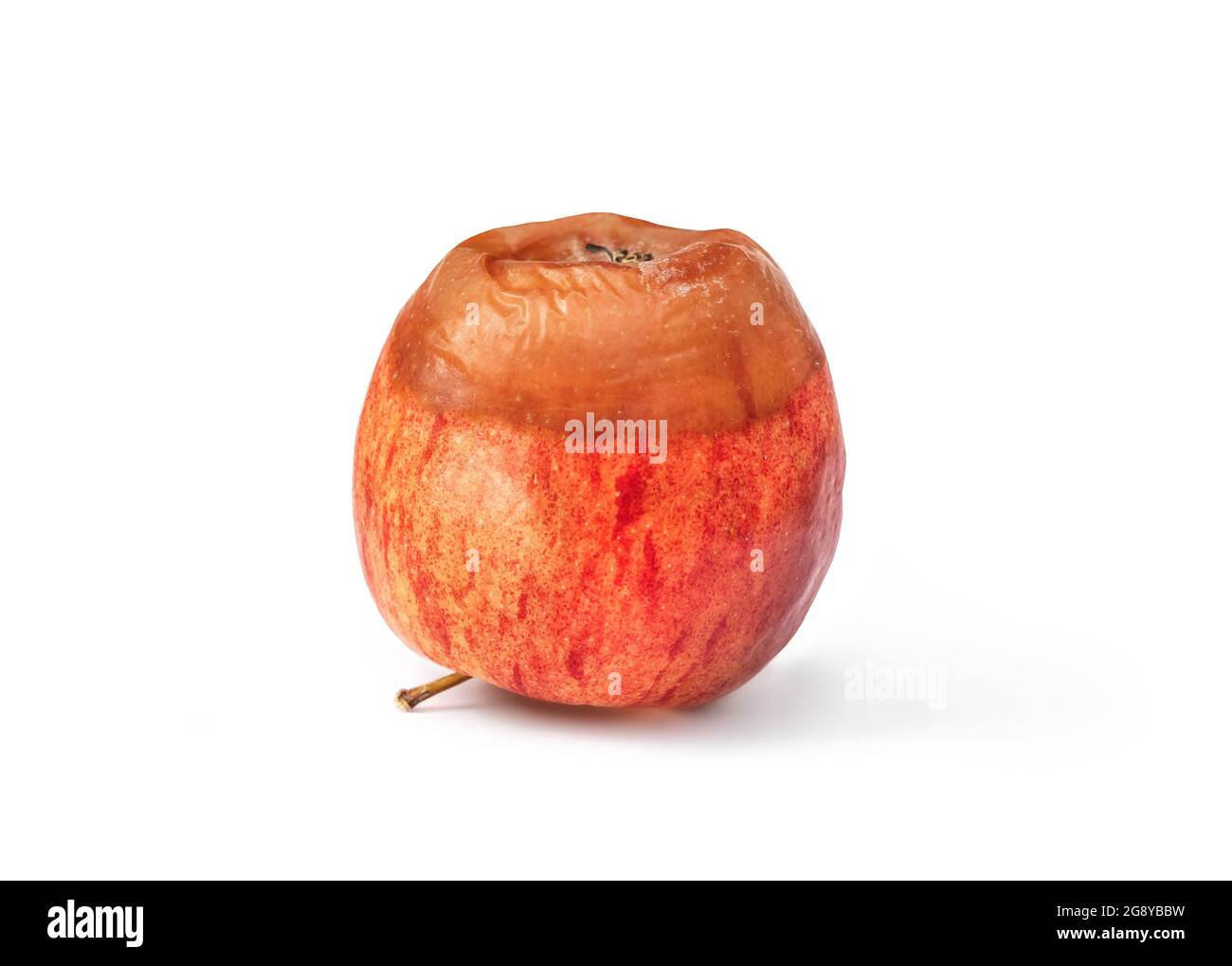 Mezza mela marcio. Mela rossa con sezione rovinata marrone decomposta, morbida e squishy. Concetto per rifiuti alimentari e sicurezza alimentare o mela malata. Isolato su Foto Stock