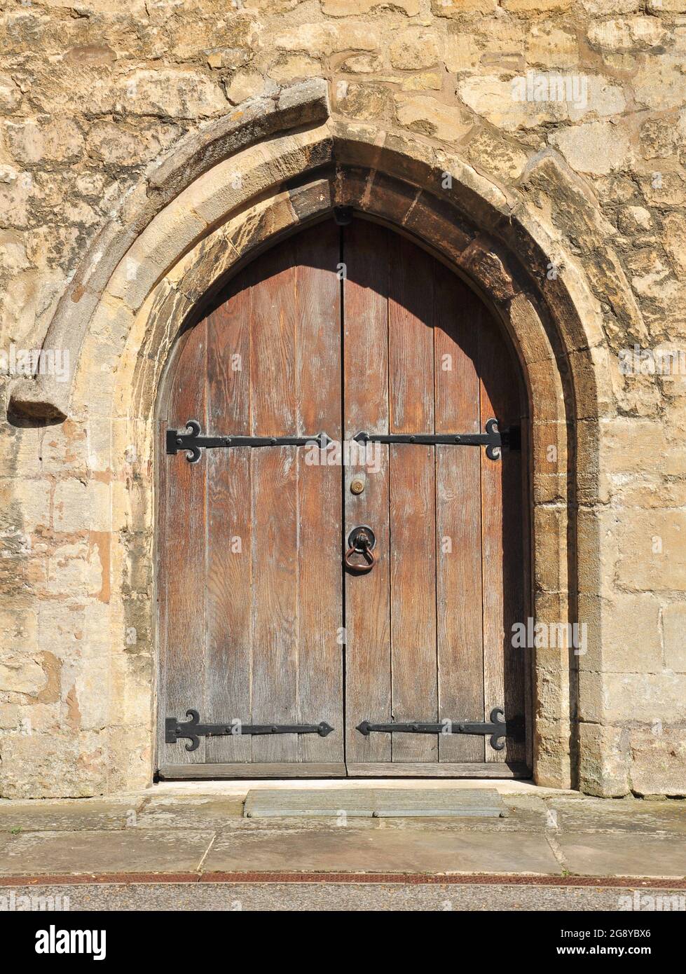 Porta alla Prior Crauden's Chapel (costruita nel 1321 vicino alla Cattedrale di Ely e usata dalla King's School), Ely, Cambridgeshire, Inghilterra, Regno Unito Foto Stock